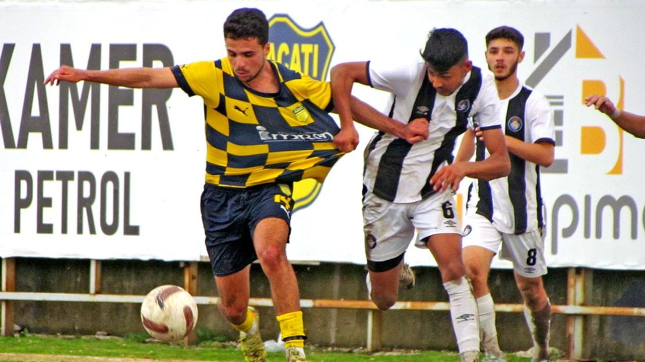 Süper Amatör E Grubu derbisinde İmren Alaçatıspor ile Çeşme Belediyespor 2-2