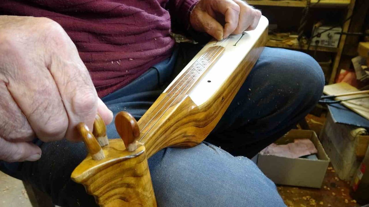Sürmene'de 65 Yıllık Kemençe Ustası Hasan Sancak: Tamamen El Yapımı 400 Enstrüman