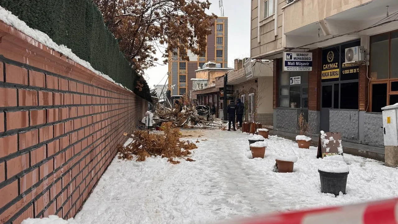 Suruç’ta sanat sokağının ahşap ve plastik çatısı yoğun kar nedeniyle çöktü