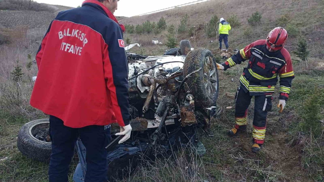 Susurluk'ta İzmir-İstanbul Otoyolu'nda şarampole yuvarlanan otomobilde 1 ölü, 2 yaralı
