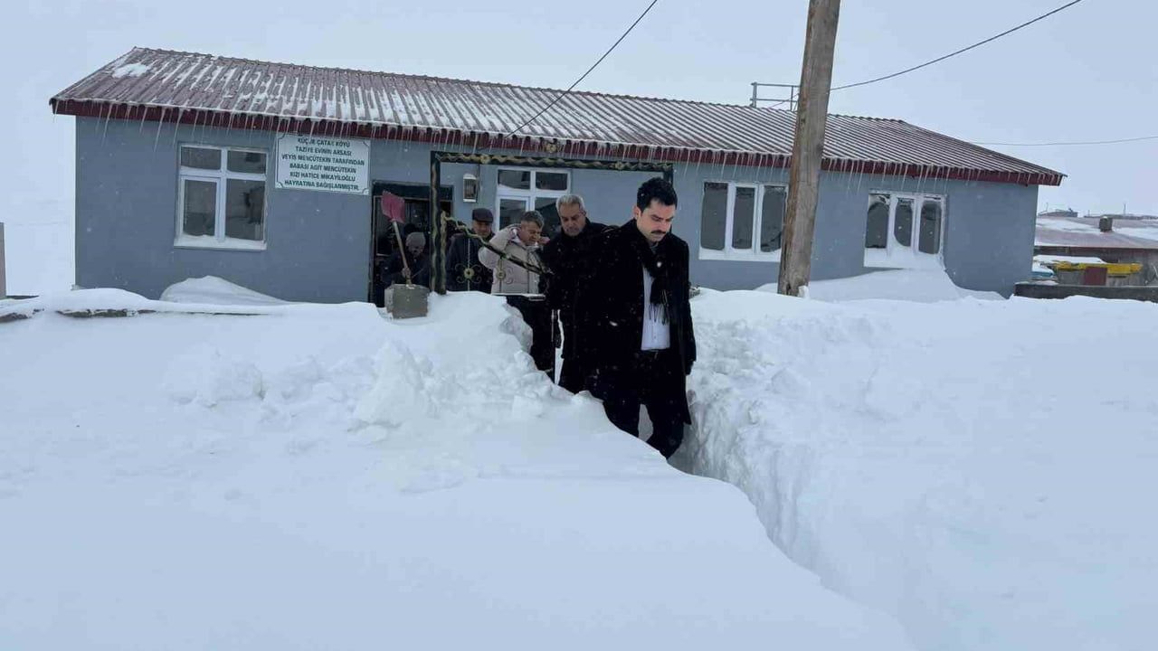 Susuz Kaymakamı Muhammed Emin Tutal, Küçükçatak köyünde vatandaşlarla buluştu