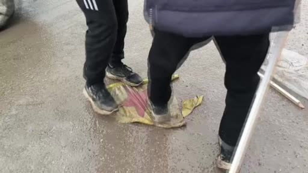 Tabka'da halk SDG afişlerini parçaladı; SDG Rakka kırsalına roket saldırısı düzenledi