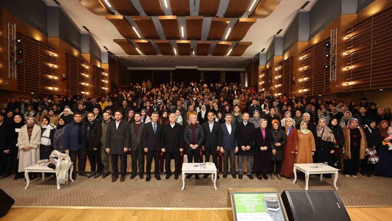 Tahmazoğlu, Umre Ödüllü Kitap Okuma Yarışması'nda kutsal topraklara gidecek öğrencilerle buluştu