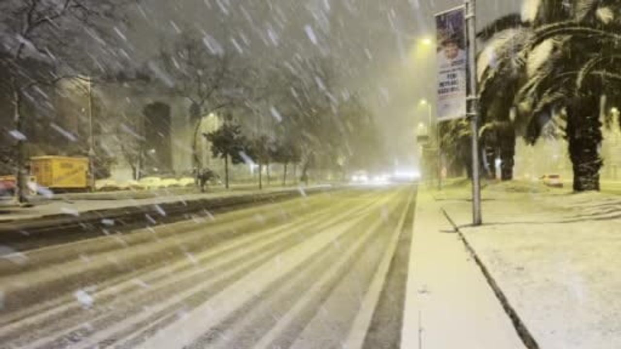 Taksim'de Gece Kar Yağışı: Meteoroloji Uyarısının Ardından Kartpostallık Görüntüler