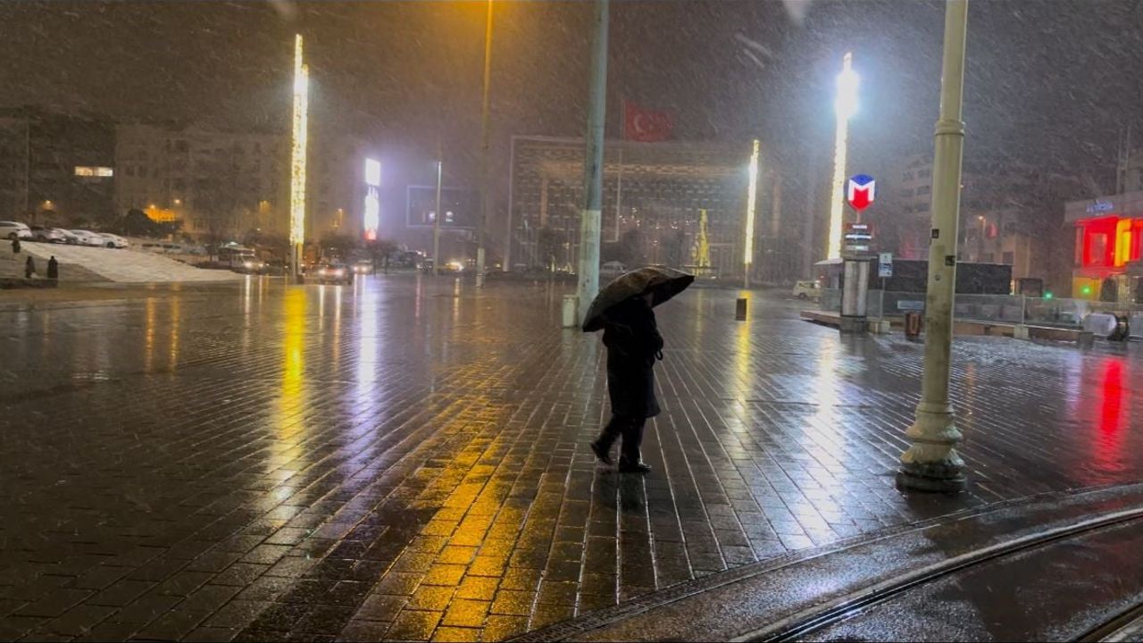 Taksim'de Gece Kar Yağışı: Meteoroloji Uyarısının Ardından Meydanda Kartpostallık Görüntüler