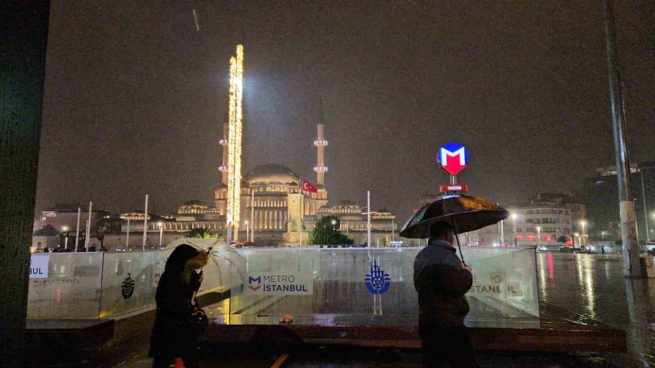 Taksim'de sağanak etkili oldu: Şimşekler geceyi aydınlattı