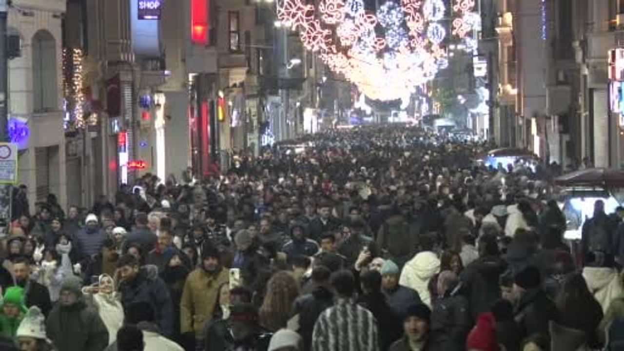 Taksim Meydanı ve İstiklal Caddesi’nde Yılbaşı Coşkusu Havadan Görüntülendi