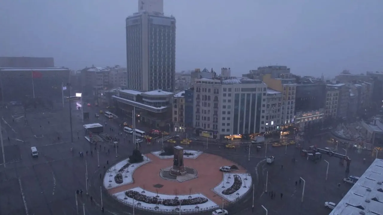 Taksim Meydanı ve İstiklal Caddesi, süren kar yağışıyla beyaza büründü