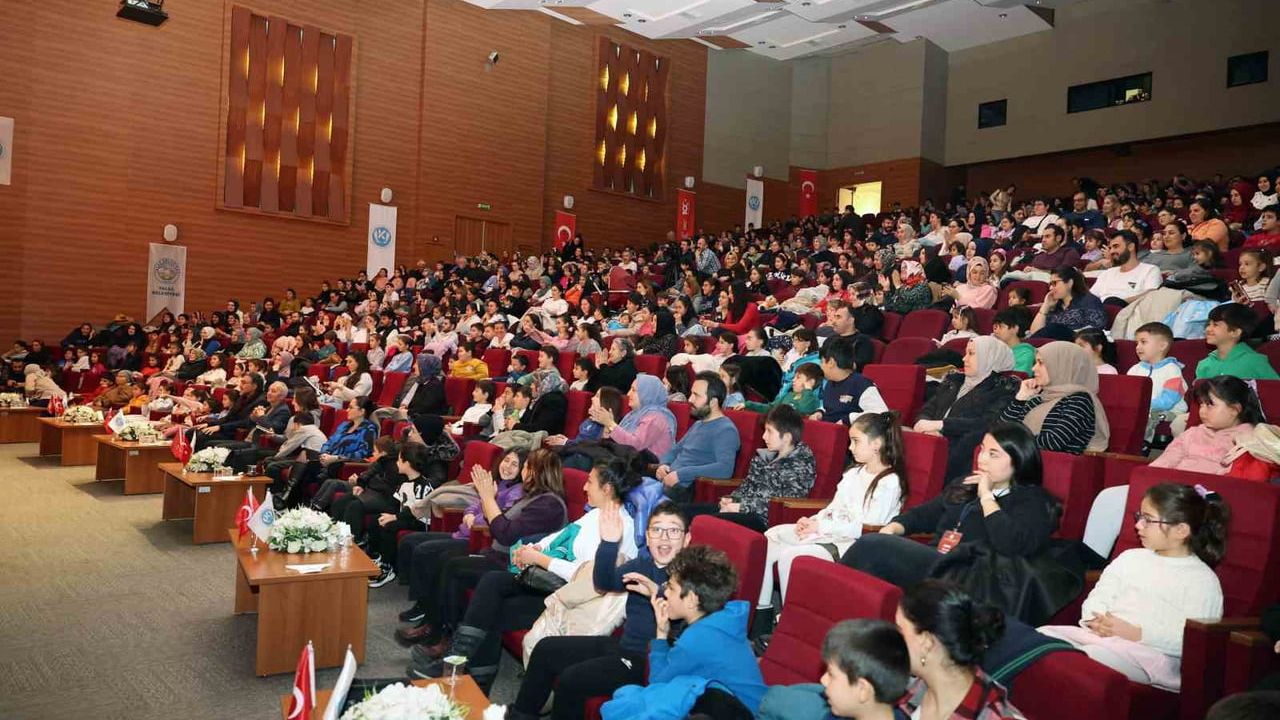 Talas Belediyesi'nden 'Başkan Amca'dan Karne Hediyesi' Tiyatrosu: 'Garfield Trafikte' Gösterisi