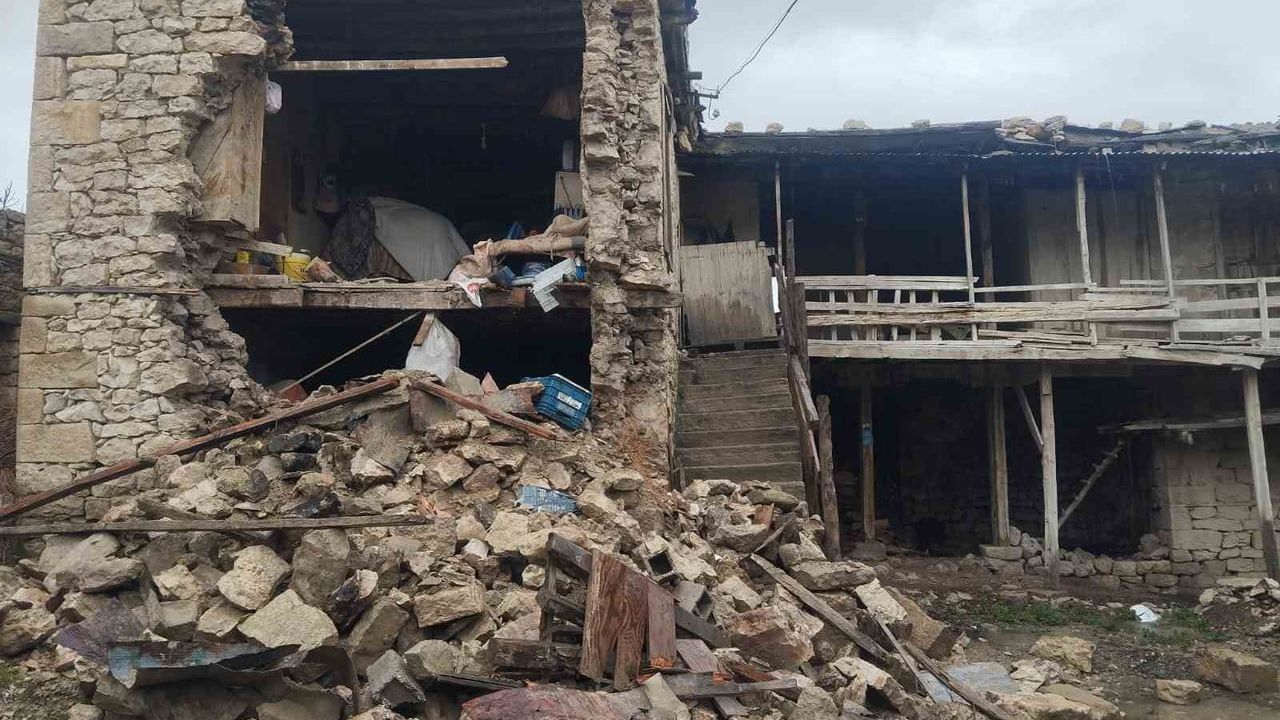 Tarsus Çavuşlu'da vefat eden komşunun evi çöktü; yıkılma anı kaydedildi