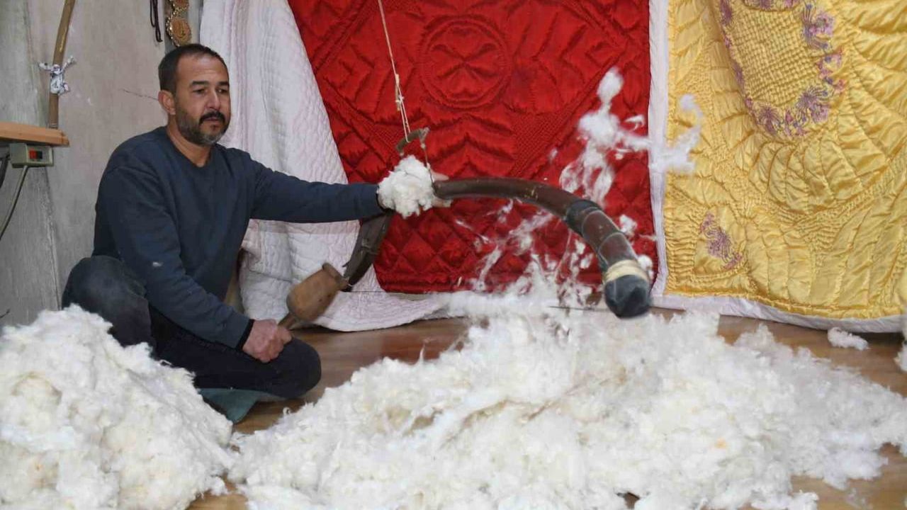 Tarsus'ta 33 yıldır süren hallaçlık: Erol Ayaz yün ve pamuğu savunuyor