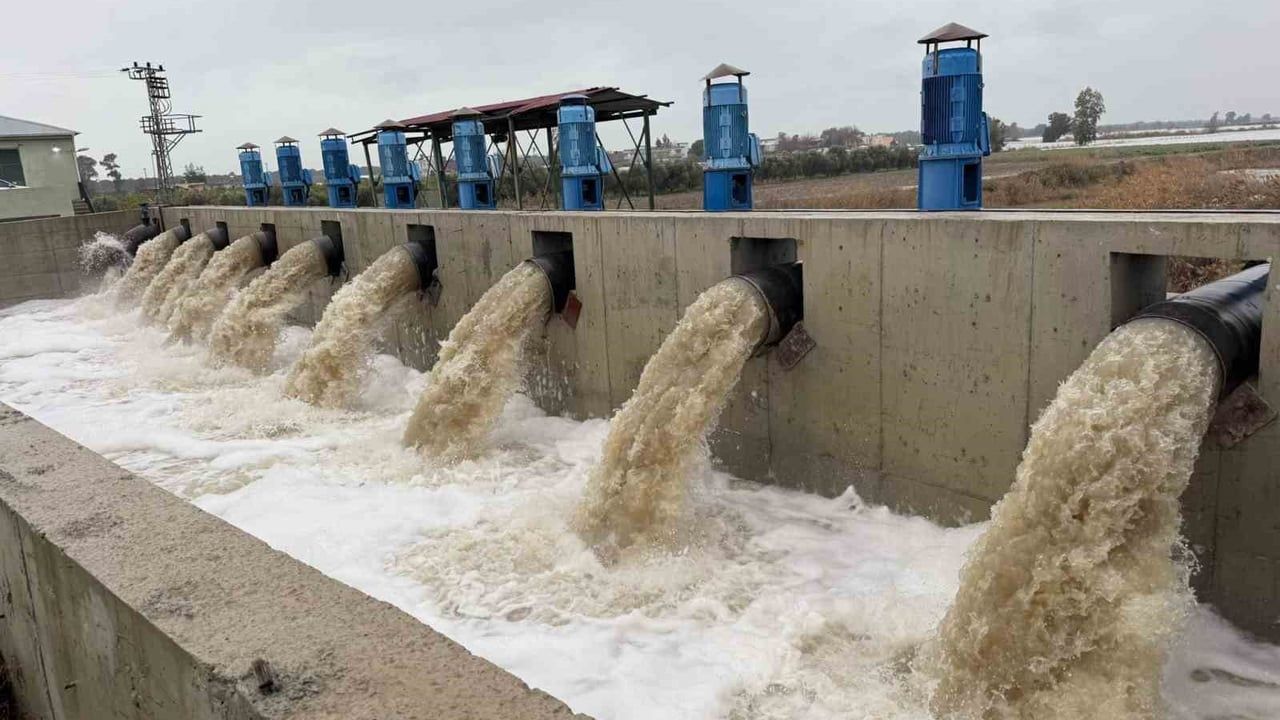 Tarsus'ta 9 motopomp sel sularını tahliye ederek yaklaşık 35 bin dönümü korudu
