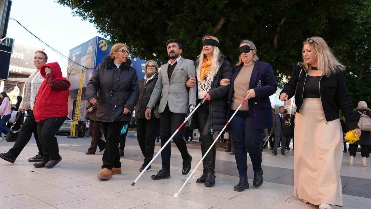 Tarsus'ta 'Engel Karanlıkta Değildir' Mesajıyla Beyaz Baston Haftası Farkındalık Yürüyüşü