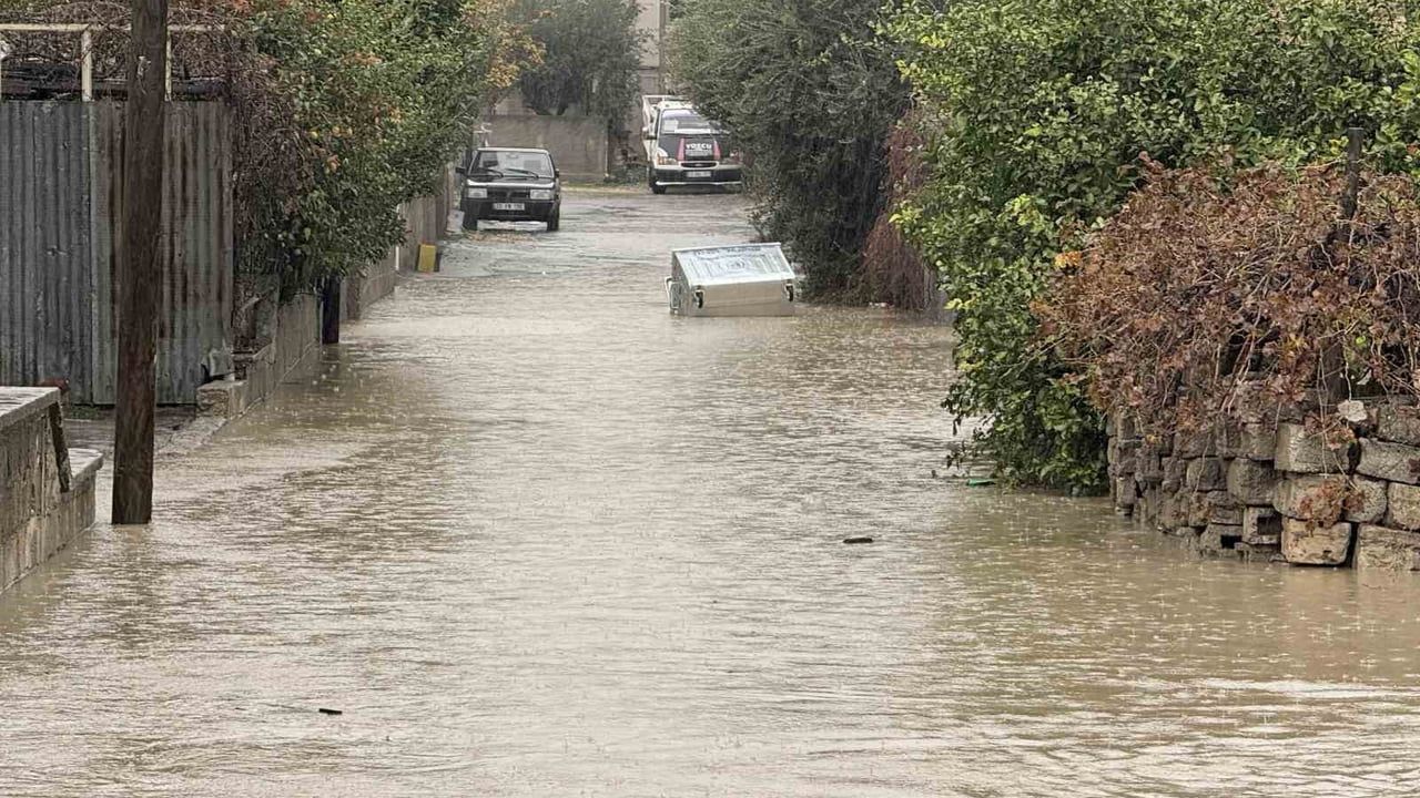 Tarsus’ta gece başlayan sağanak cadde, sokak ve evleri su altında bıraktı