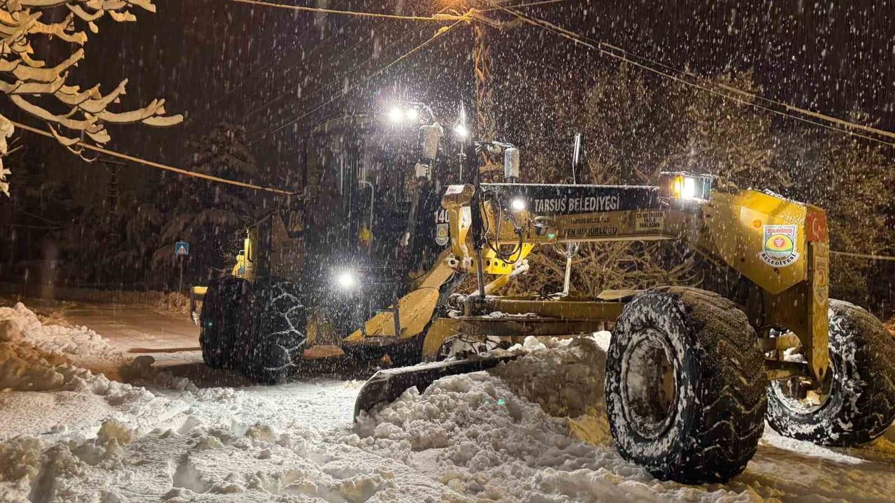 Tarsus’ta karla mücadele: Belediye ekipleri gece boyunca çalıştı