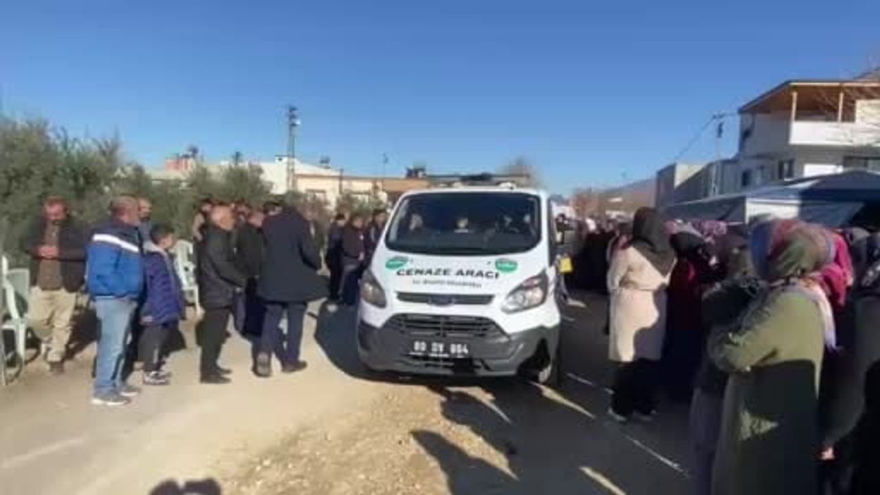 Tarsus'ta köprüden düşen araçta yaşamını yitiren Hacı Mehmet ve gelini Handenur Sünbül, Düziçi'nde defnedildi