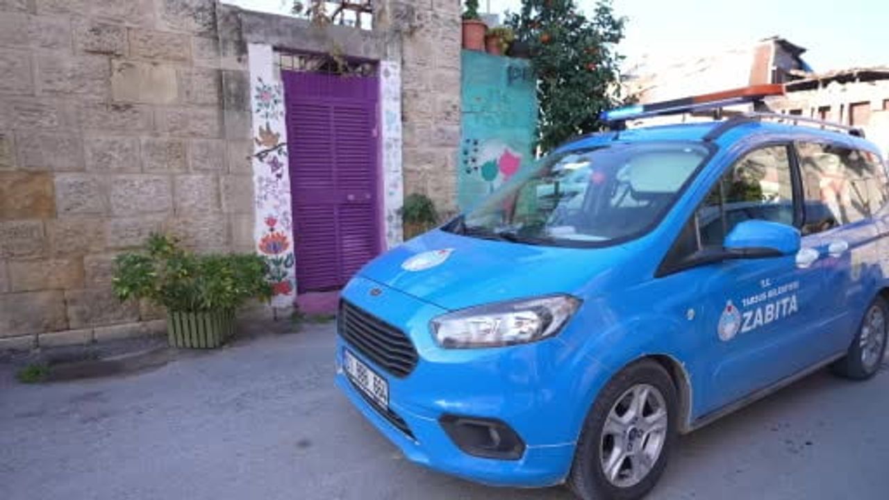 Tarsus’ta kötü koku ihbarı üzerine ev temizlendi: 28 kamyon (yaklaşık 168 ton) atık çıkarıldı