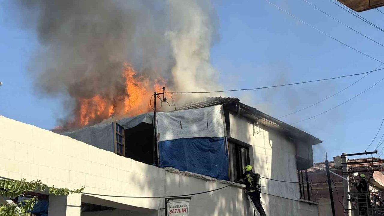 Tarsus’ta müstakil iki katlı evde yangın: Ev kullanılamaz hale geldi
