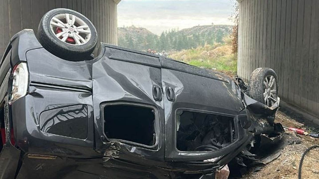 Tarsus'ta otoyol köprüsünden düşen araç: 2 ölü, 3 yaralı