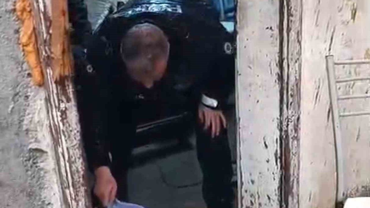 Tarsus'ta polis, su basan evdeki 79 yaşındaki kişiye müdahale etti