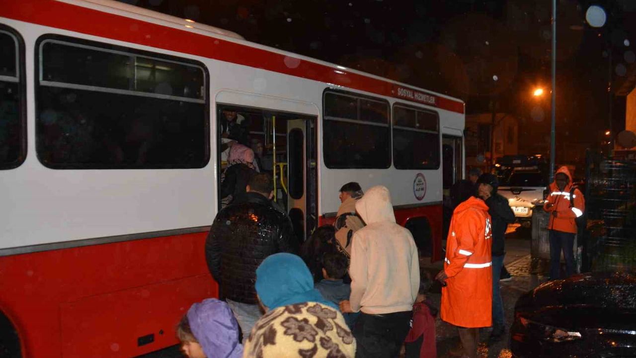 Tarsus'ta Sağanak Sonrası Çadırları Su Basan Mevsimlik İşçiler Tahliye Edildi
