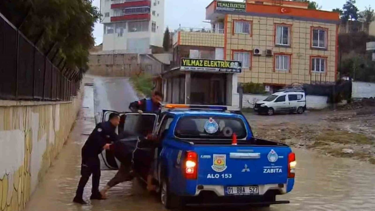 Tarsus'ta sel uyarıları sırasında zabıta ekipleri mağdur vatandaşa güvenli dönüş sağladı