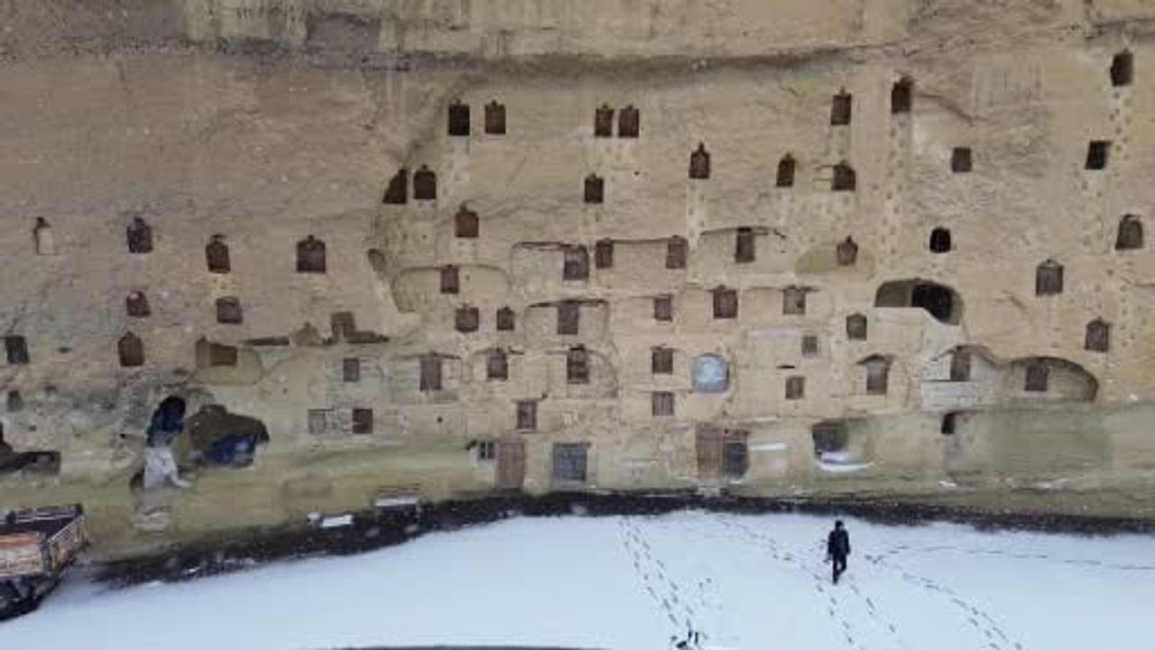 Taşkale'de kar sonrası tarihi tahıl ambarları ve Manazan Mağaraları kartpostallık görüntüler sergiledi
