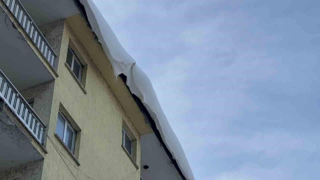 Tatvan'da çatılarda biriken kar ve buz kütleleri tehlike oluşturuyor