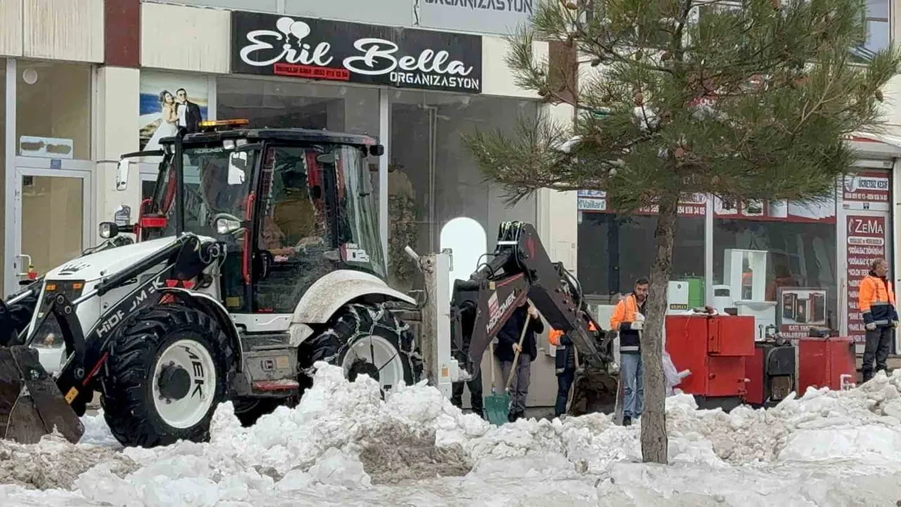 Tatvan’da çatısından düşen kar kütlesi sonucu yaşamını yitiren 21 yaşındaki Ayşe İder son yolculuğuna uğurlandı
