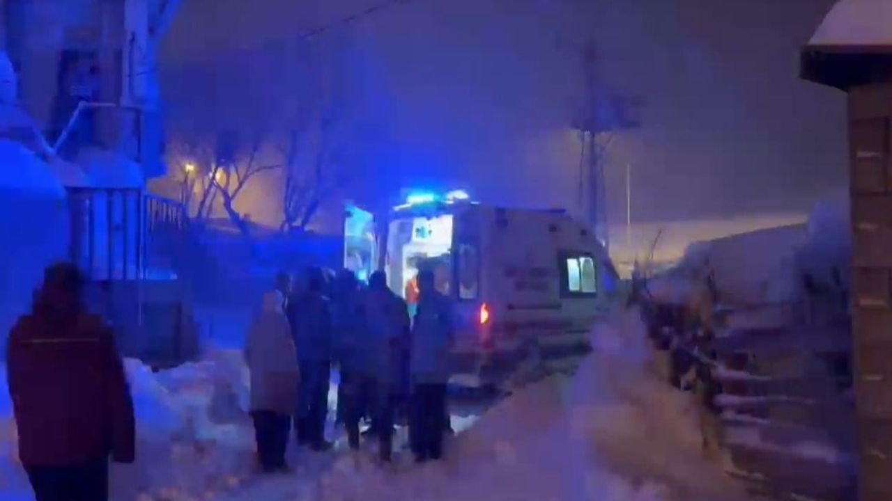 Tatvan'da karla kapanan yolda 89 yaşındaki hasta ekiplerin koordinasyonuyla hastaneye sevk edildi