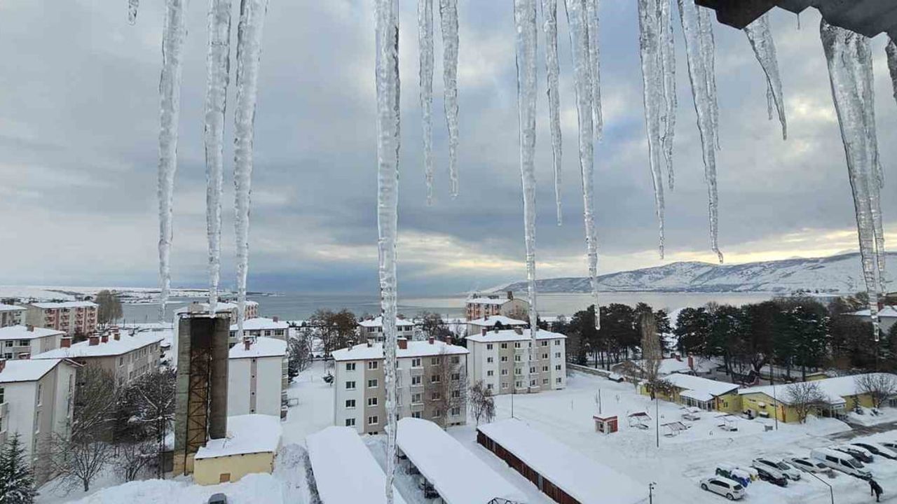 Tatvan'da Sibirya soğukları etkili: Çatılarda metreyi bulan buz sarkıtları
