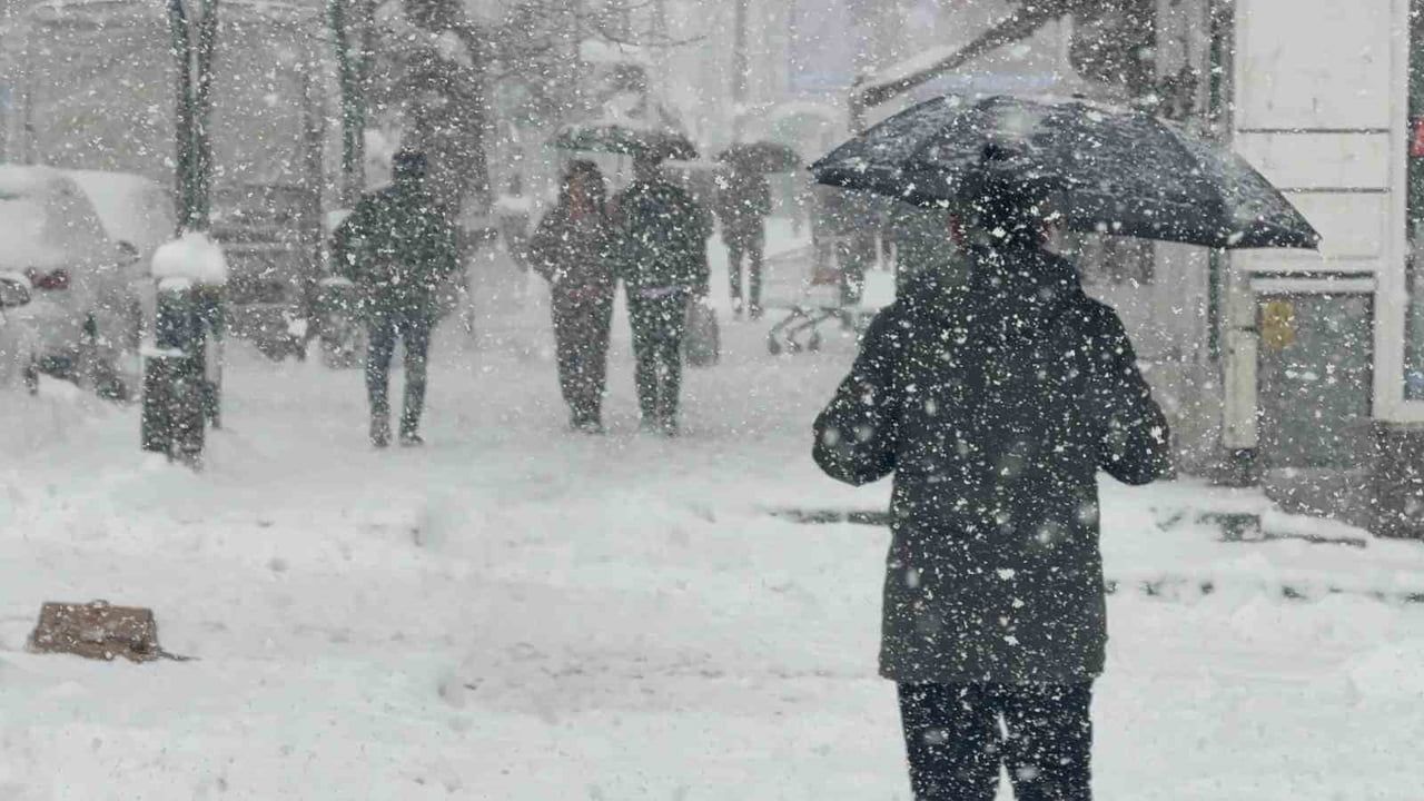Tatvan’da Yoğun Kar Yağışı Yeniden Etkili — Ulaşımda Aksamalar ve Görüş Mesafesi Azalıyor