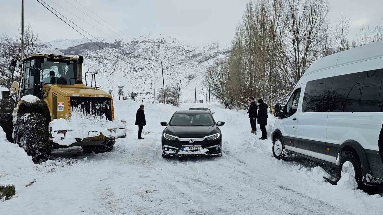 Tatvan Kaymakamı Yiğit Yaşar Demirer, Köy Yollarında Mahsur Kalanlara Bizzat Yardım Etti