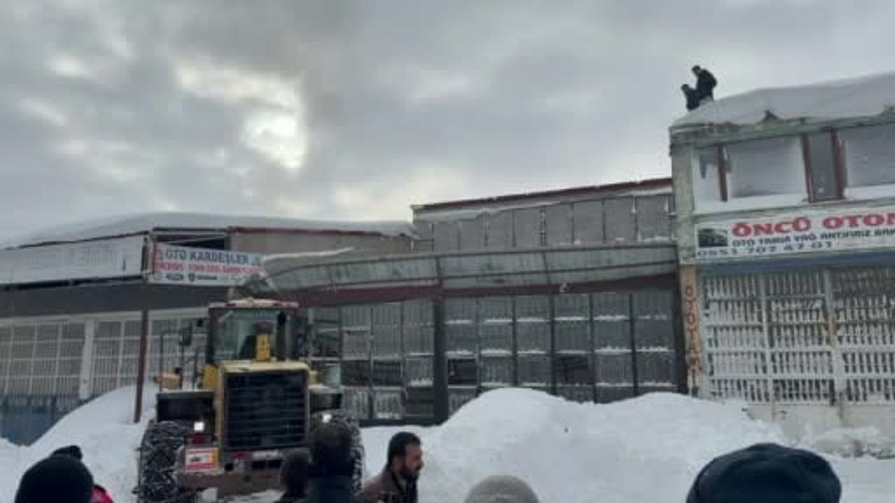 Tatvan Sanayi Sitesi'nde kar yükü nedeniyle çatı çöktü; 1 kişi yaralandı