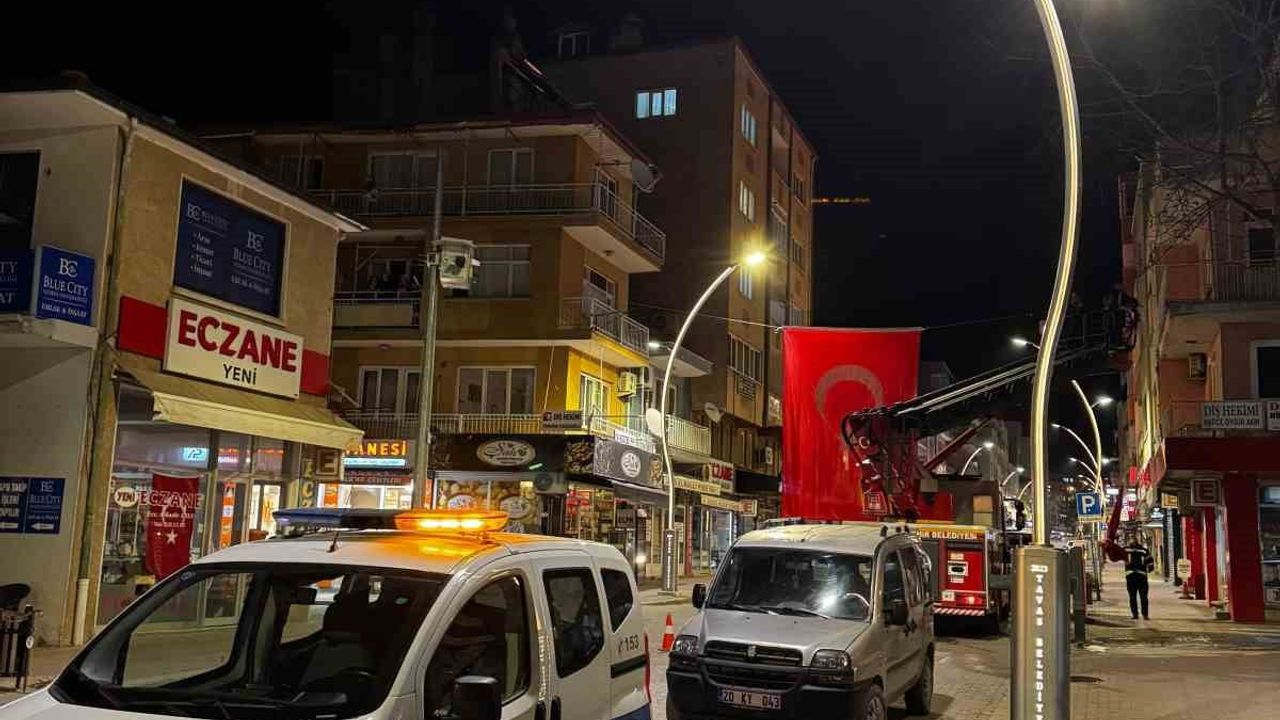 Tavas'ta bayrak tepkisi: İlçe Türk bayraklarıyla donatıldı
