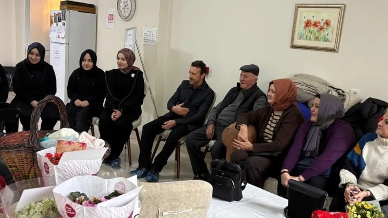 Tavşanlı 15 Temmuz Fen Lisesi öğrencilerinden Tavşanlı Cemil Köylü Huzurevi'ne ziyaret