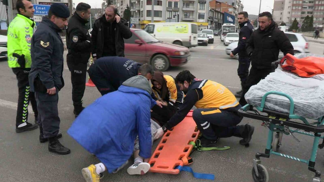 Tavşanlı'da otomobil ile motosiklet çarpıştı: 1 yaralı, hastaneye kaldırıldı