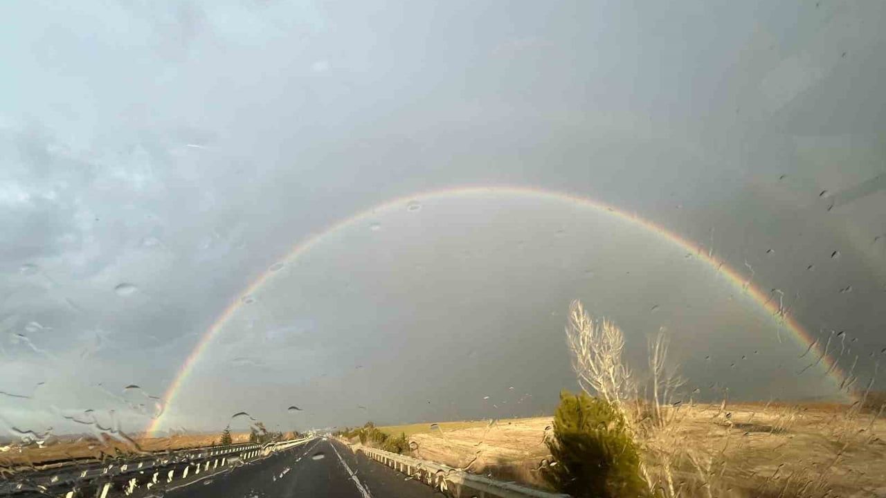 Tavşanlı'da yağmur sonrası gökkuşağı izleyenlere renkli anlar sundu