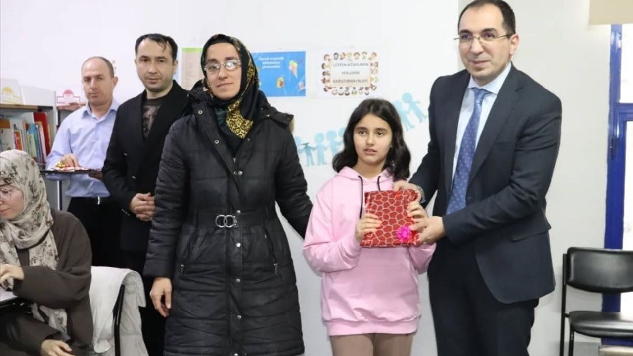 Tavşanlı'da 'Yılın En Çok Kitap Okuyanları' Ödülleri Verildi