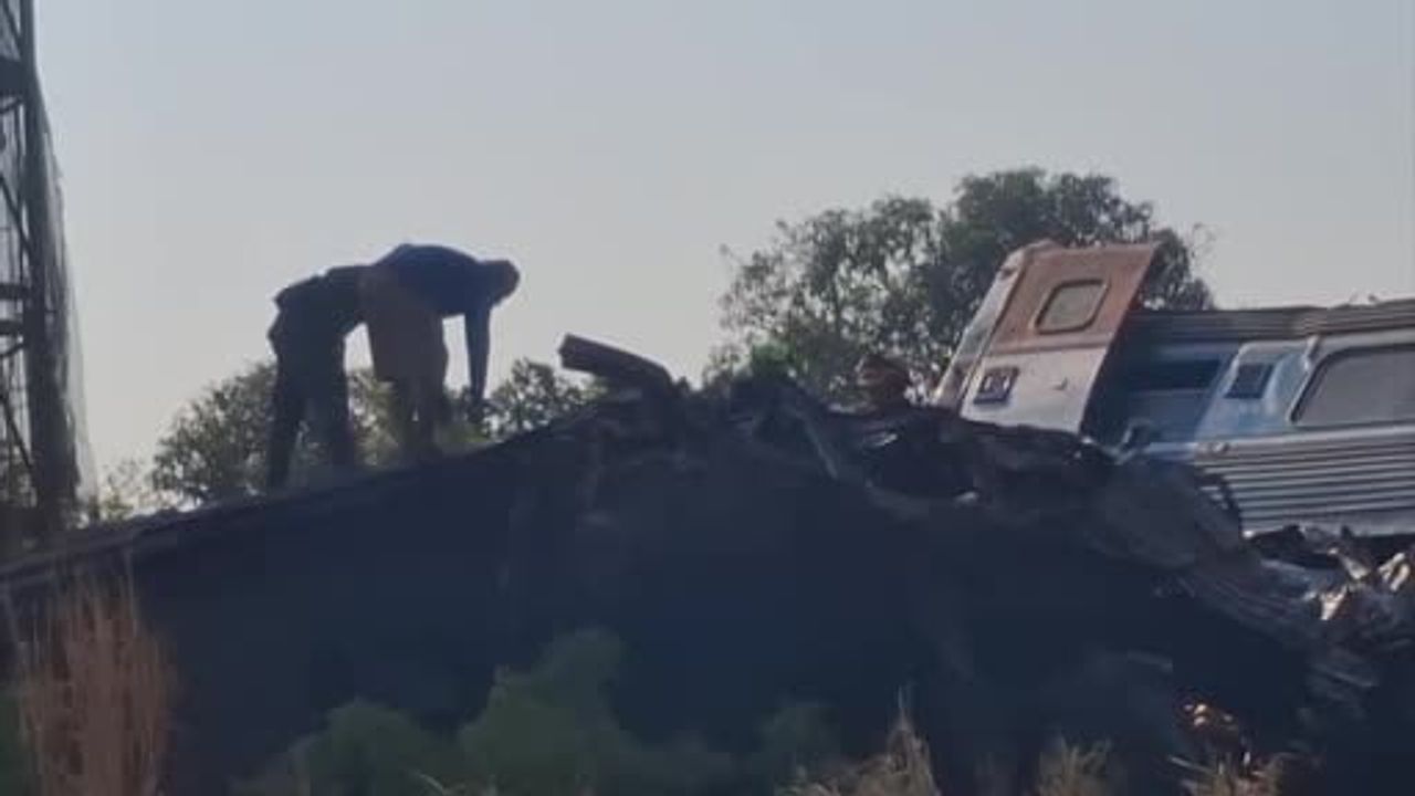 Tayland'da vinçin trenin üzerine düştüğü kazada can kaybı 31'e yükseldi