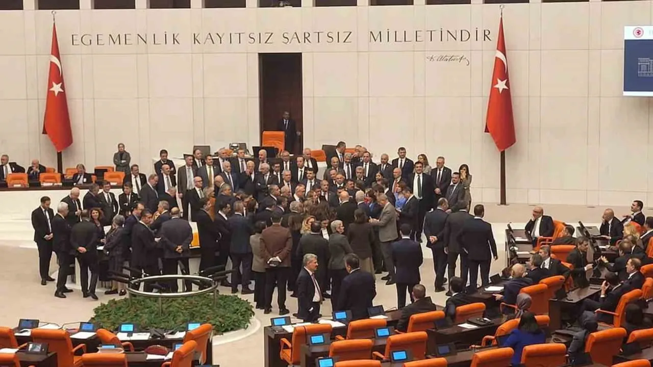 TBMM Genel Kurulu'nda yoklama sırasında oy pusulası göndermesi tartışması