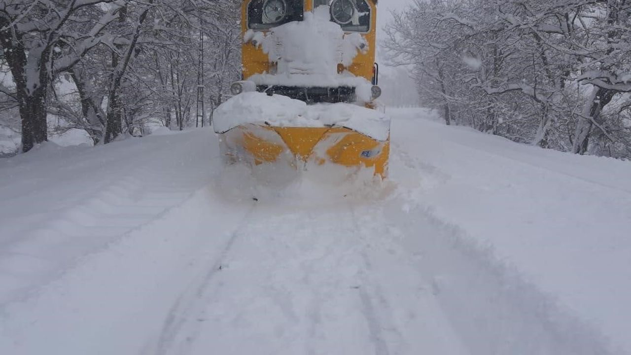 TCDD'den kar mesaisi: 13 bin 919 km hatta 7/24 koordinasyonla karla mücadele