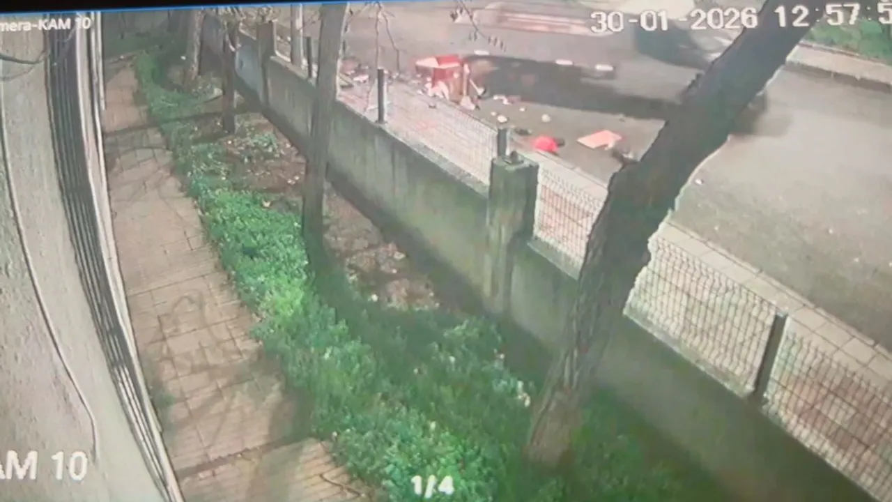 Tekirdağ Çorlu’da kamyonet taksi durağına çarptı; sürücü olay yerini terk etti