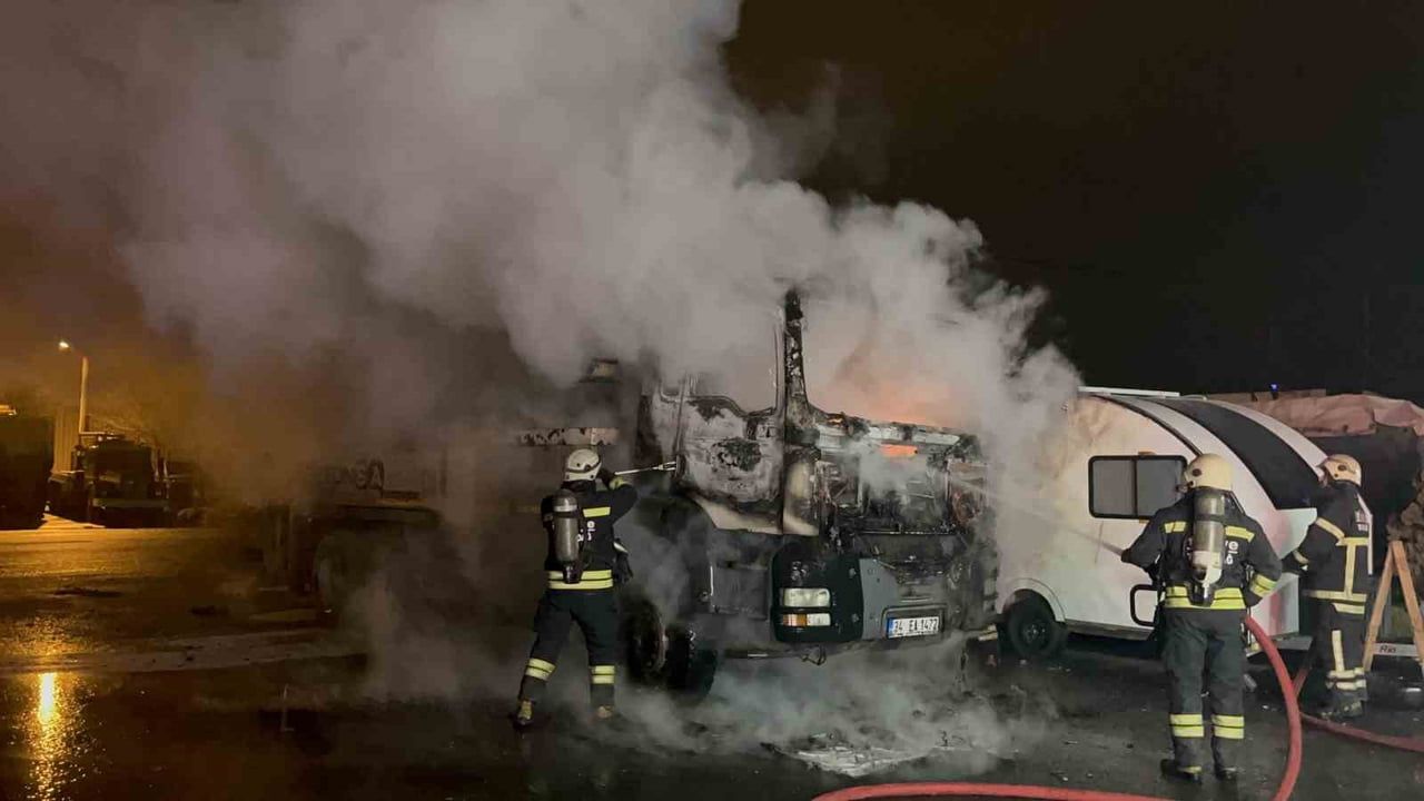 Tekirdağ Çorlu'da Park Halindeki Beton Pompası Alev Alarak Hurdaya Döndü