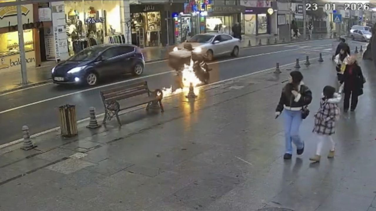 Tekirdağ Çorlu’da Seyir Halindeki Motosiklet Alev Aldı; Esnaf Müdahalesiyle Yangın Söndürüldü