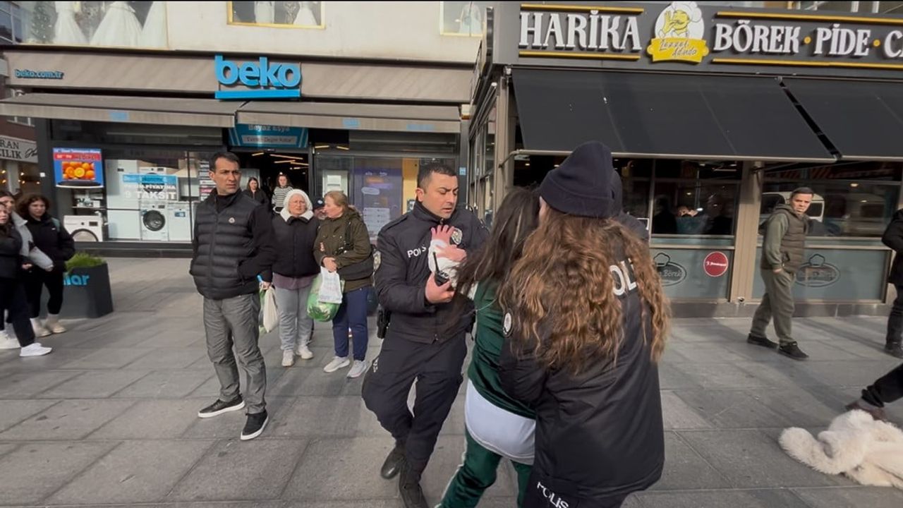 Tekirdağ Çorlu'da trafiği tehlikeye atan genç kız, polis müdahalesiyle uzaklaştırıldı