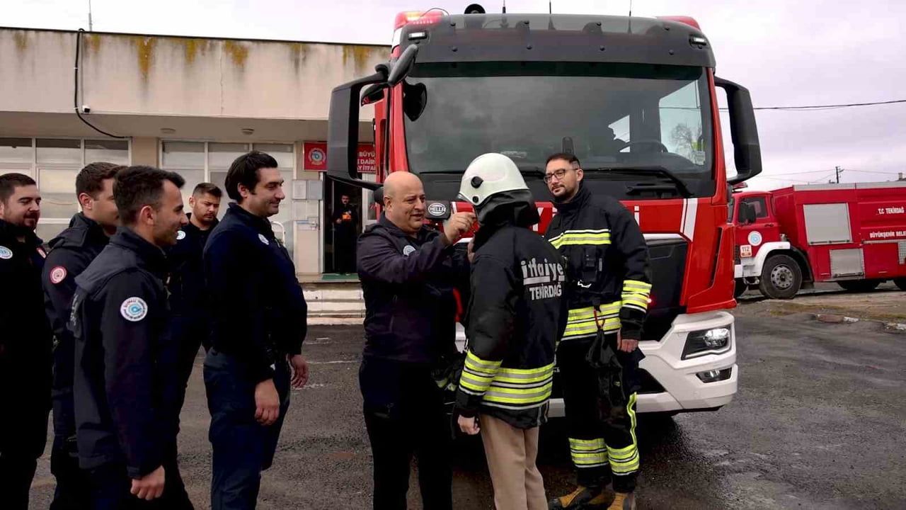 Tekirdağ'da 16 yaşındaki Egemen, itfaiye sürpriziyle hayalini yaşadı