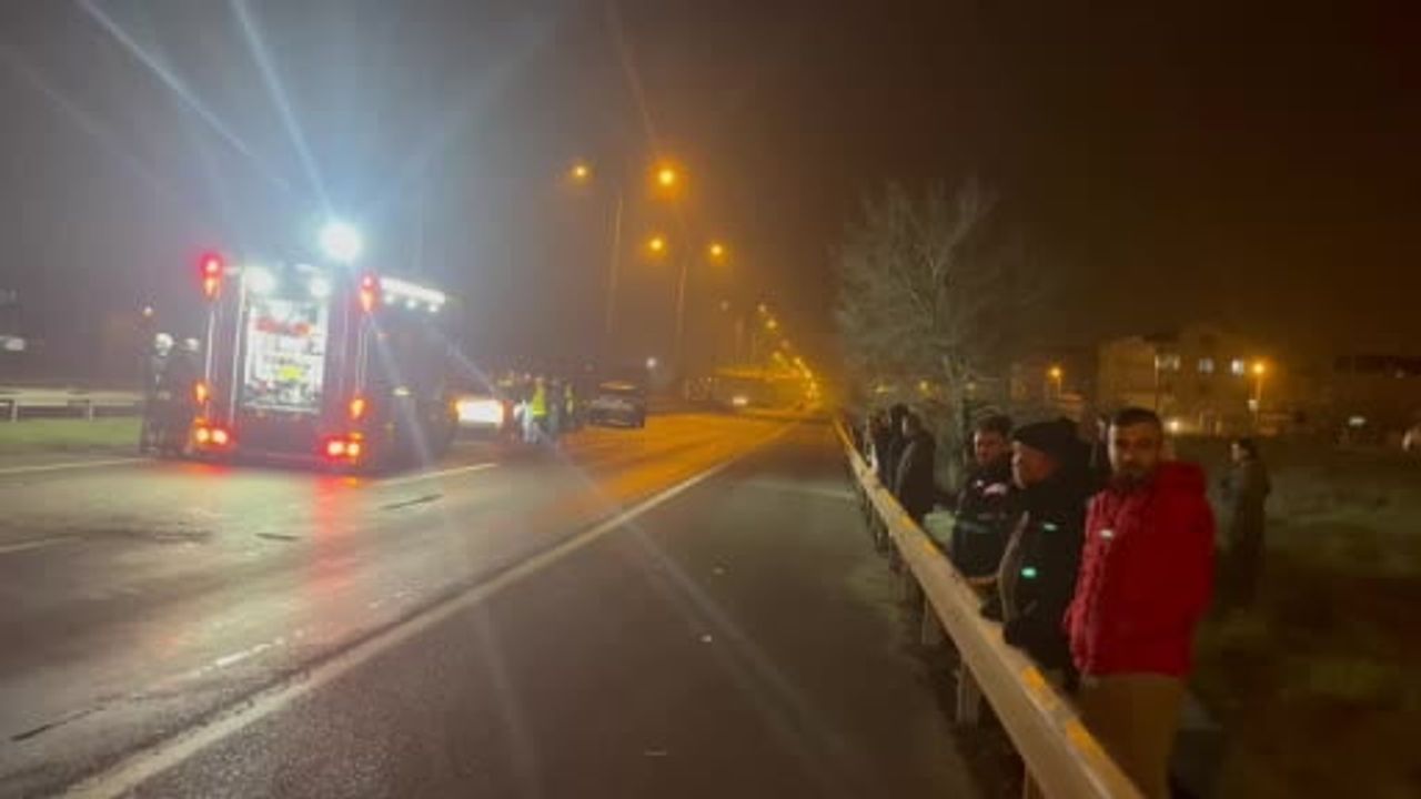 Tekirdağ'da alkollü sürücü bariyerlere ve aydınlatma direğine çarptı