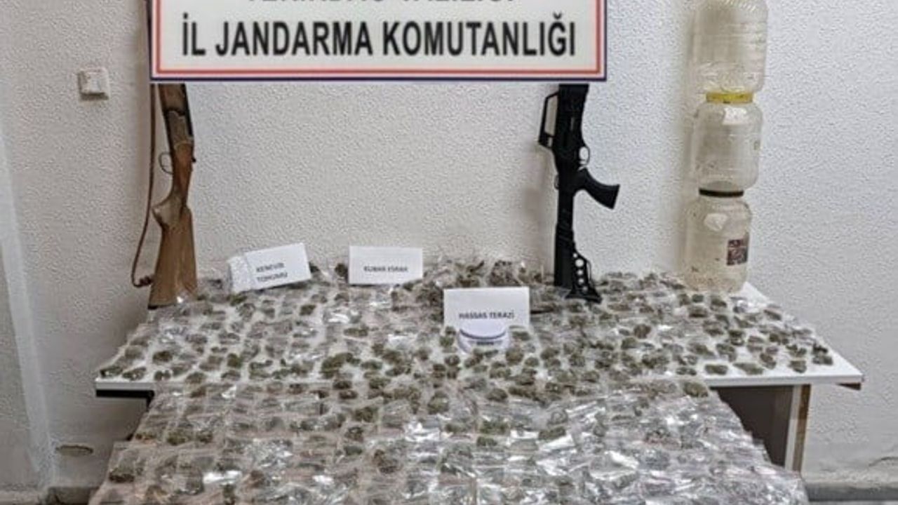 Tekirdağ'da jandarma operasyonu: 737 adet kubar esrar ve ruhsatsız silahlar ele geçirildi
