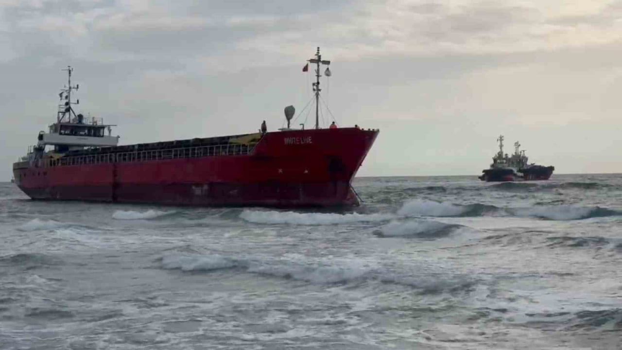 Tekirdağ'da karaya oturan 'White Lina' yaklaşık 24 saat süren kurtarma ile yüzdürüldü